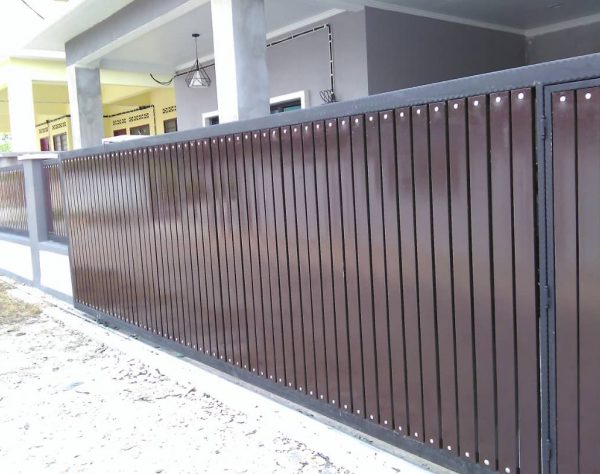 pagar rumah kayu berwarna coklat