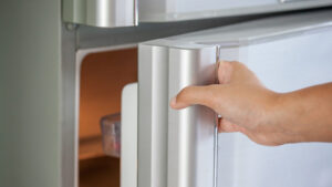 closing fridge door